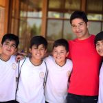 Niños del Liceo Simón Bolívar con Cristián Alvarez​, jugador del CDUC
