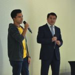 Víctor Manuel Nadeau Olivares, becado 2018 y Cristián Carvajal Gerente de Recursos Humanos de Falabella Retail.
