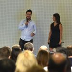 El voluntario Edgardo Valdivia y Pamela Lagos,Gerente de Gestión de Responsabilidad Social y Pprograma Haciendo Escuela Falabella Retail.